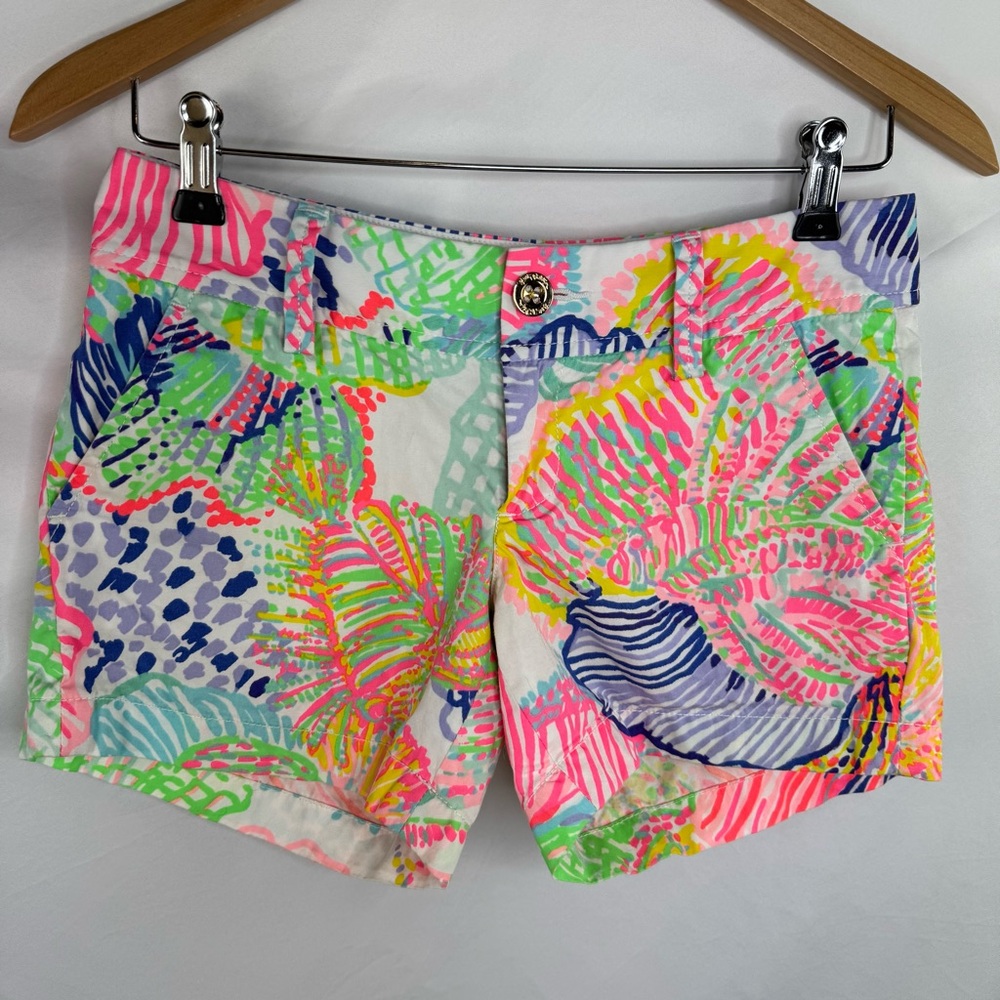 Lilly Pulitzer The Callahan Short sits low Vibrant colors Good Condition size 00